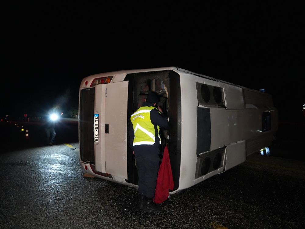 Cenaze için İstanbul'dan Sinop'a giden vatandaşları taşıyan midibüs devrildi 2