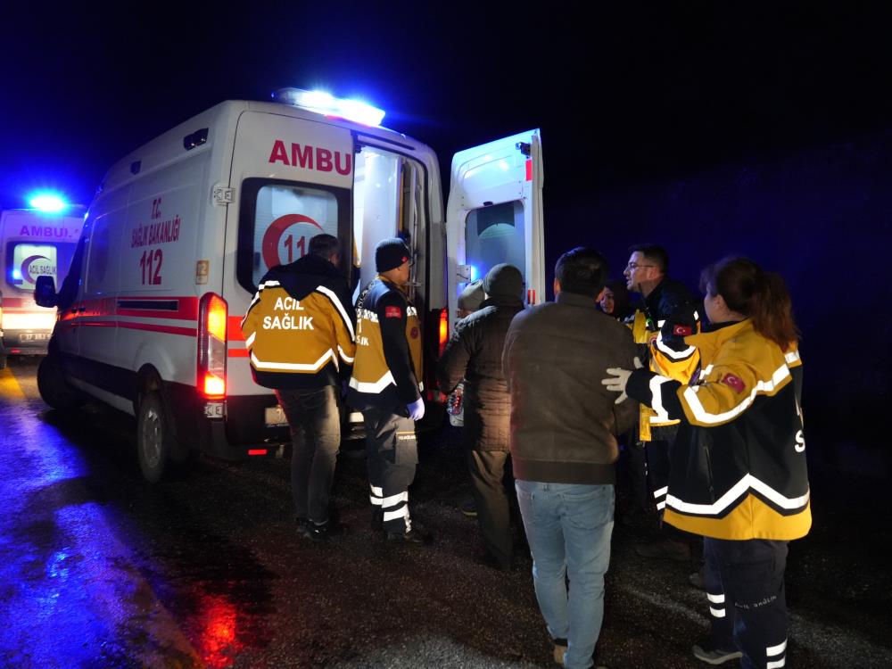 Cenaze için İstanbul'dan Sinop'a giden vatandaşları taşıyan midibüs devrildi 3