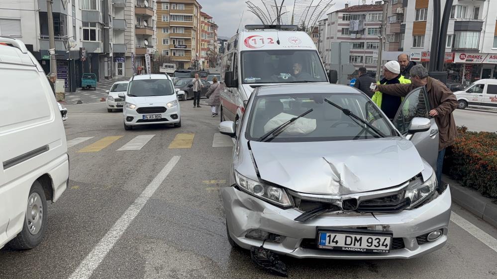 Dönel kavşakta ciple otomobil çarpıştı