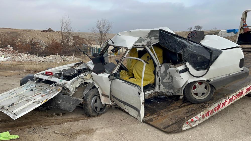 Kontrolden çıkan otomobil beton elektrik direğine çarptı, 18 yaşındaki sürücü hayatını kaybetti