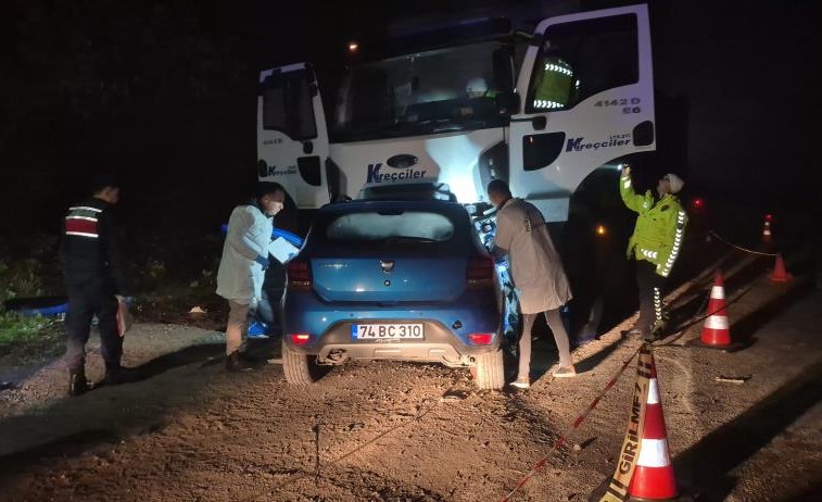 Parti dönüşü yarış yapan araç kamyonun altına girdi