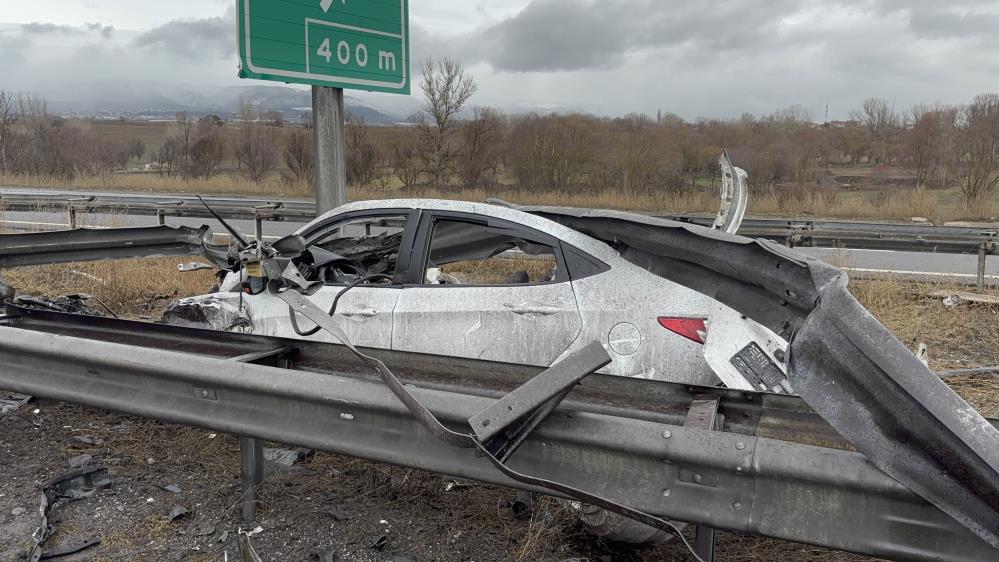 TEM'de bariyerlere ok gibi saplanan aracın motoru ve tavanı koptu 1