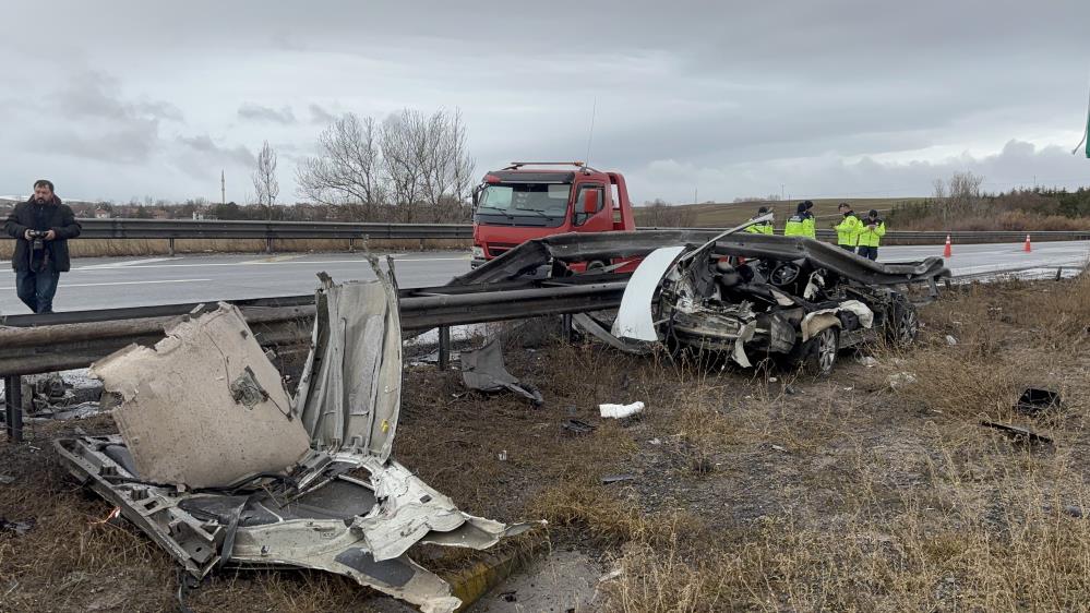 TEM'de bariyerlere ok gibi saplanan aracın motoru ve tavanı koptu 3