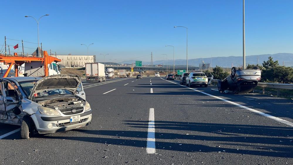 TEM'de çarpışan otomobillerin sürücüleri yarandı 2