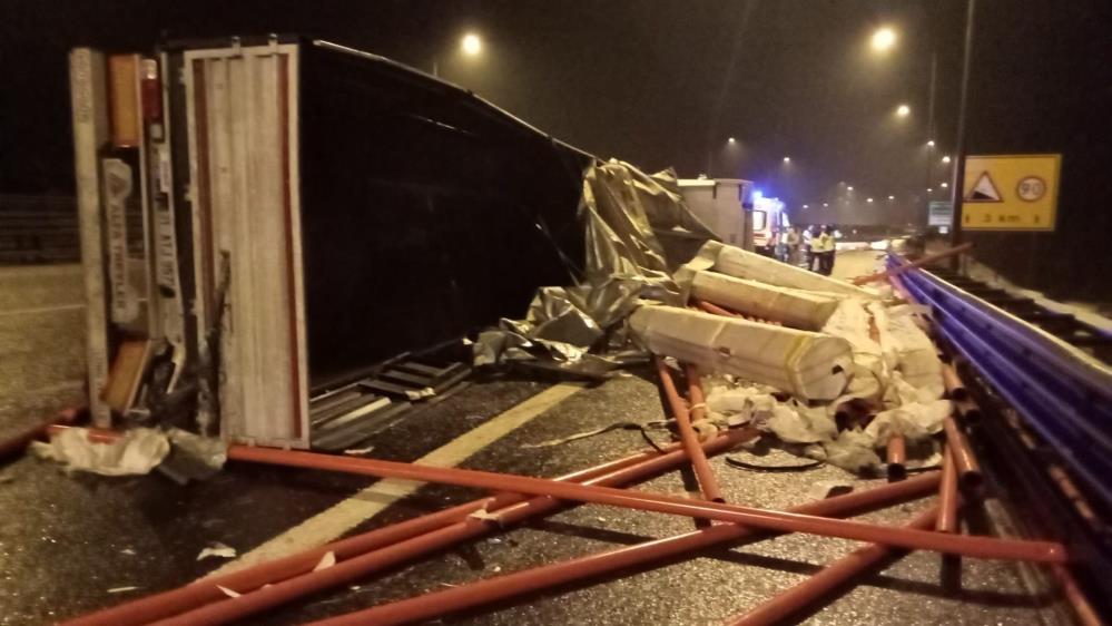 TEM'de devrilen tırın dorsesindeki malzemeler yola saçıldı