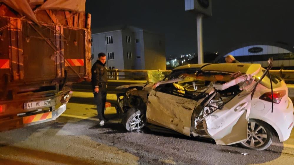 Tıra arkadan çarpan otomobil hurdaya döndü