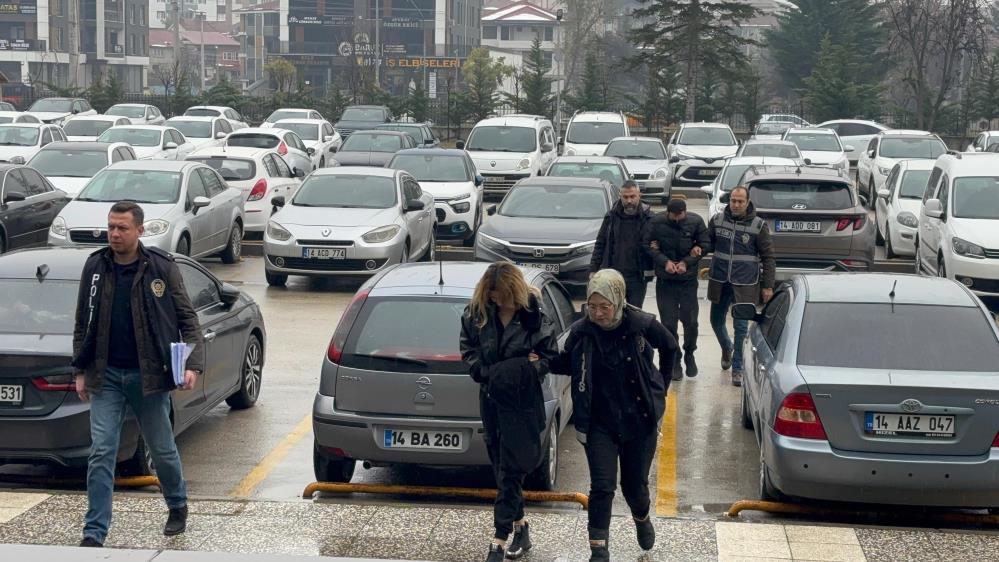 Yabancı uyruklu aileyi 500 bin lira dolandırdılar