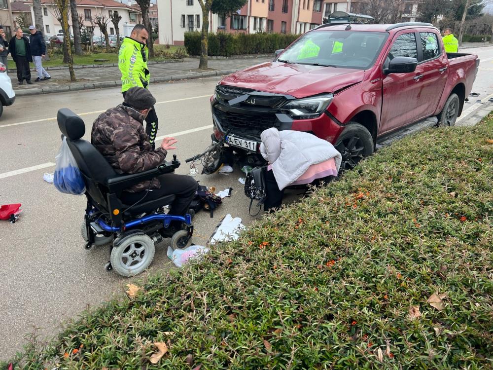 Yaya geçidinden geçmeye çalışan motosiklete, pikap çarptı 1