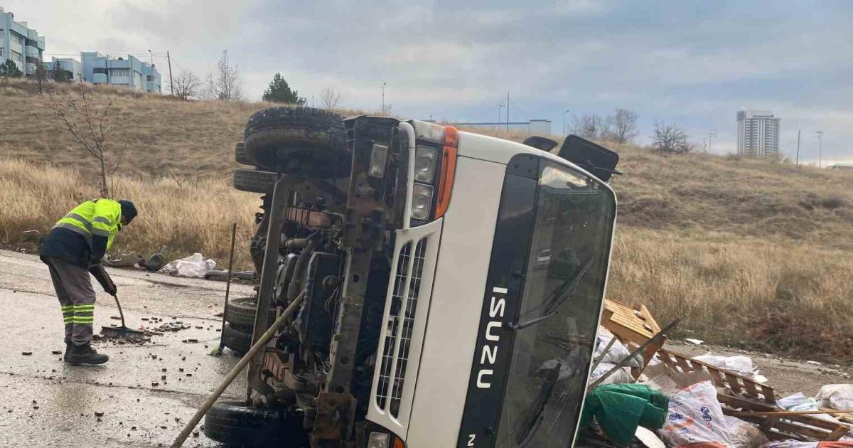 ankara cankayada hafriyat kamyonu park halindeki araclara carpti VaqIpMcQ.jpg