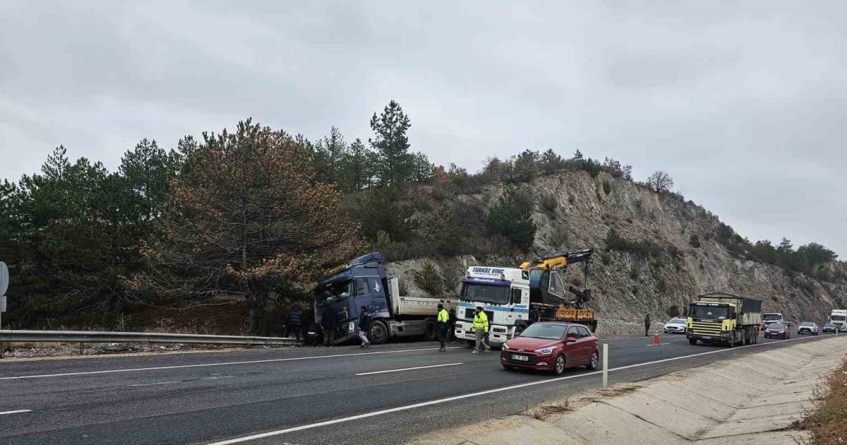 ankara kizilcahamamda lastigi patlayan tir kaza yapti mJKBRTe6.jpg