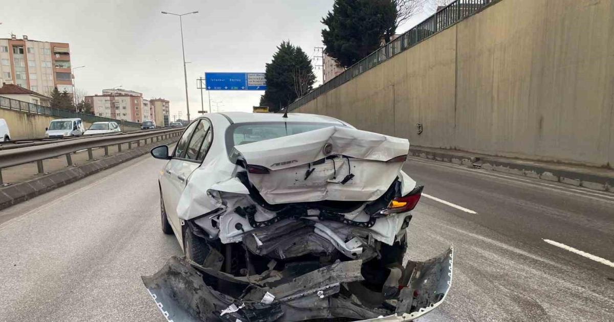 derincede trafik kazasi 3 yarali QIzH8rfu.jpg