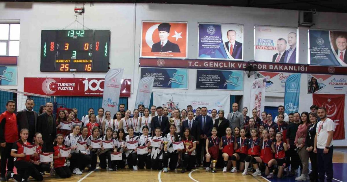 duzce yildiz kizlar voleybol turnuvasinin sampiyonu belli oldu zfHXuWYk.jpg