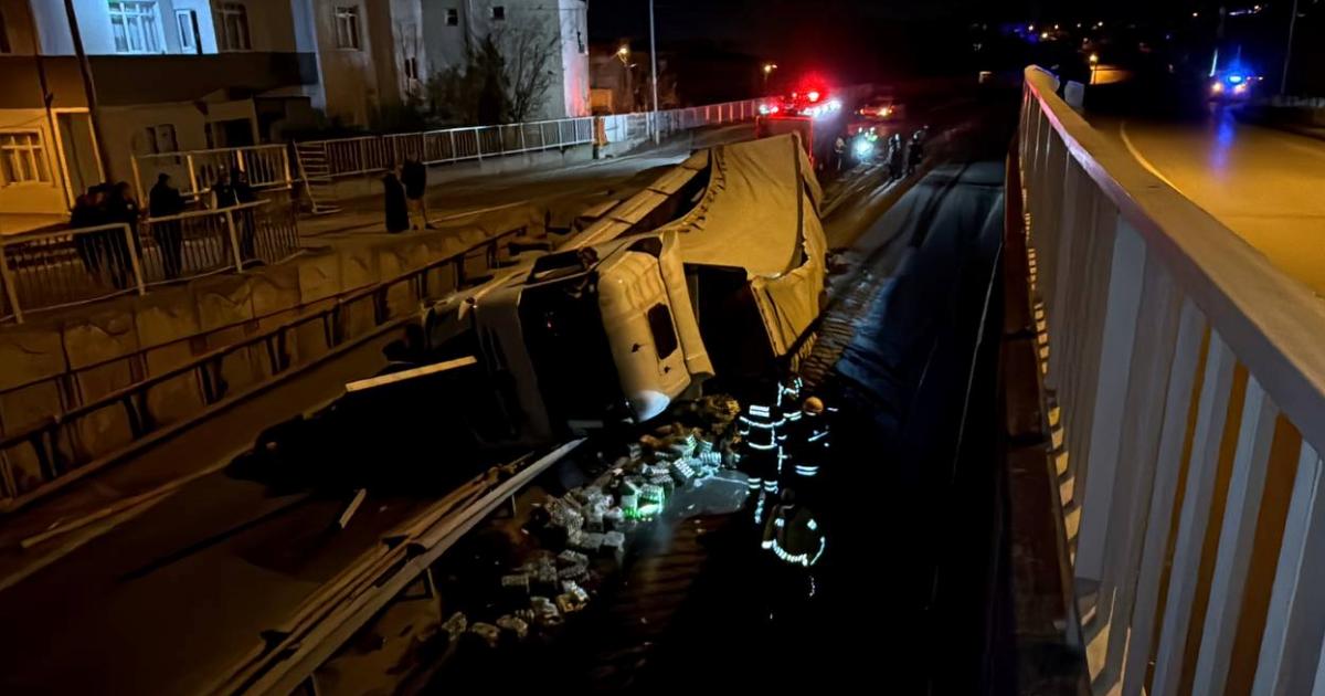 gebzede maden suyu yuklu tir devrildi Vzzh91Oq.jpg