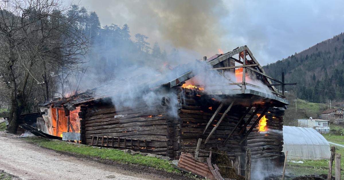 kastamonu senpazarda ahsap ev cayir cayir yandi gKS51TJI.jpg