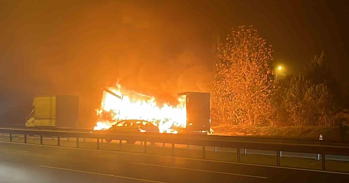 kocaeli gecisinde seyir halindeki bir tir yanmaya basladi jeq8yYGr.jpg