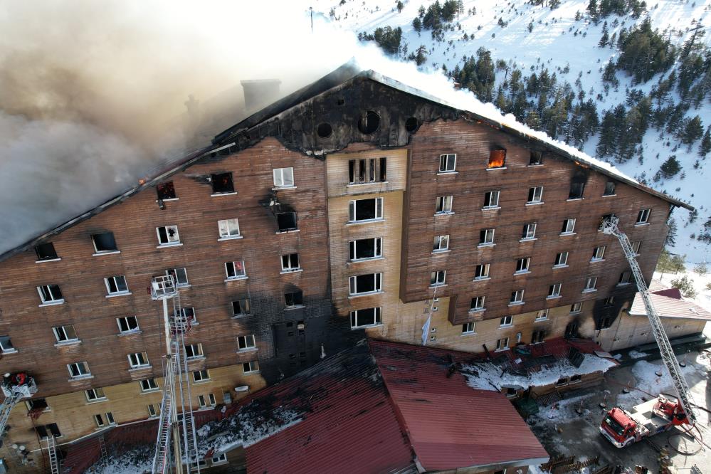 Alev alev yanan otel havadan görüntülendi Bolu Kartalkaya