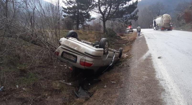 BOLU’DA SÜRÜCÜSÜNÜN KONTROLÜNDEN ÇIKAN OTOMOBİL TAKLA ATARAK TERS DURDU. MEYDANA GELEN KAZADA SÜRÜCÜNÜN BURNU BİLE KANAMADI.