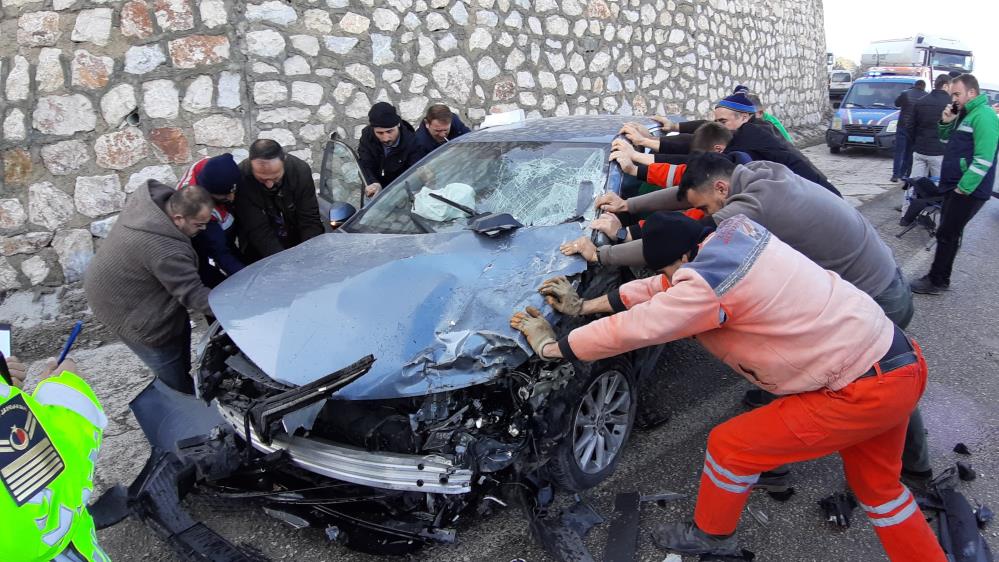 Bolu Tırla otomobil çarpıştı 2