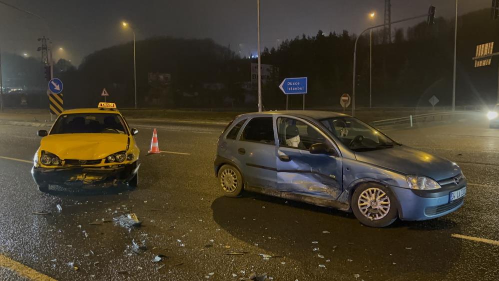 Bolu’da iki otomobil çarpıştı 1