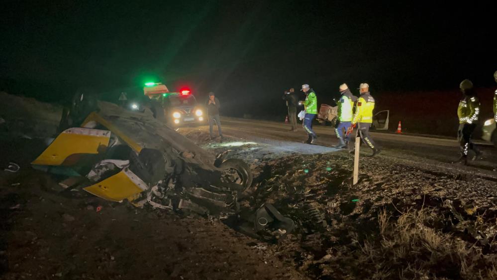 Eskişehir’de iki araç kafa kafaya çarpıştı 2