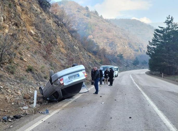 Gizli buzlanma nedeniyle kontrolden çıkan otomobil tepetaklak oldu 2