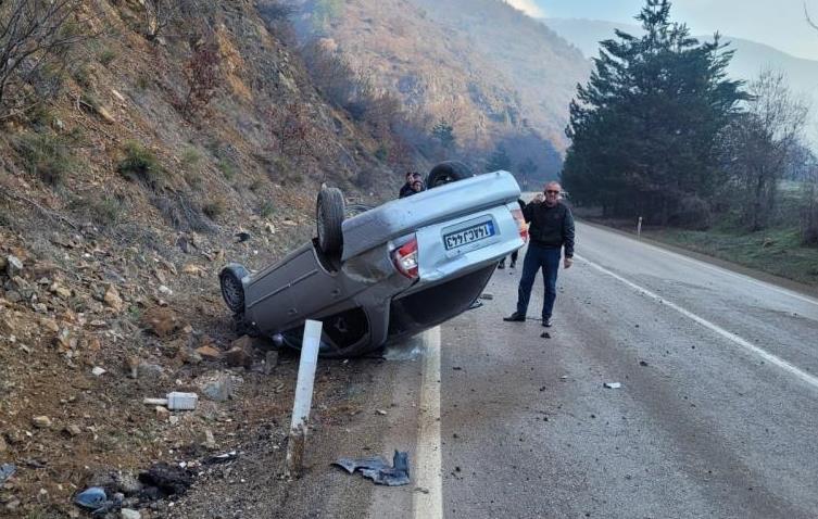 Gizli buzlanma nedeniyle kontrolden çıkan otomobil tepetaklak oldu