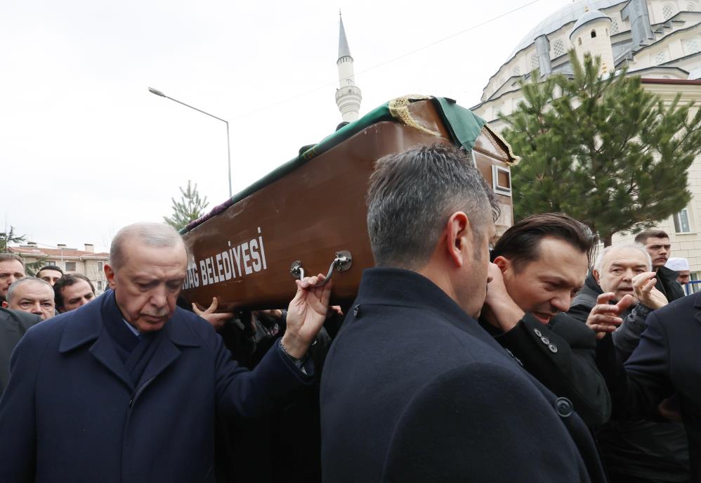 Kapak Cumhurbaşkanı Erdoğan, yangında hayatını kaybeden Gültekin ailesinin cenazesine katıldı