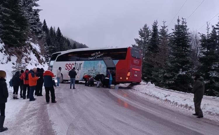 Kartalkaya yolunda kontrolden çıkan yolcu otobüsü yolu kapattı