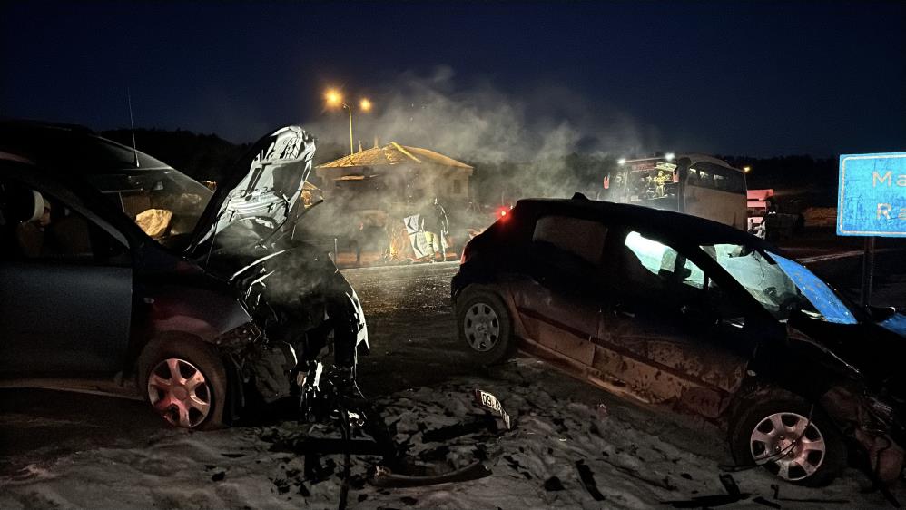 Kastamonu’da hafif ticari araç ile otomobil çarpıştı 1