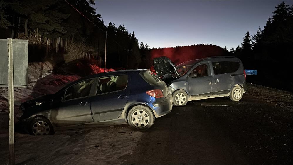 Kastamonu’da hafif ticari araç ile otomobil çarpıştı 2