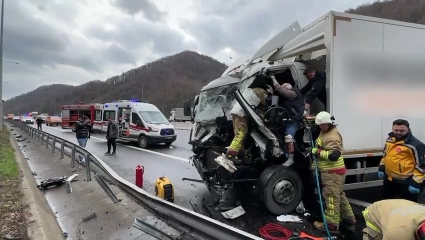 KAZADA SIKIŞAN KAMYON SÜRÜCÜSÜNÜ EKİPLER KURTARDI TIR VE KAMYONUN KARIŞTIĞI KAZADA 1 KİŞİ YARALANDI