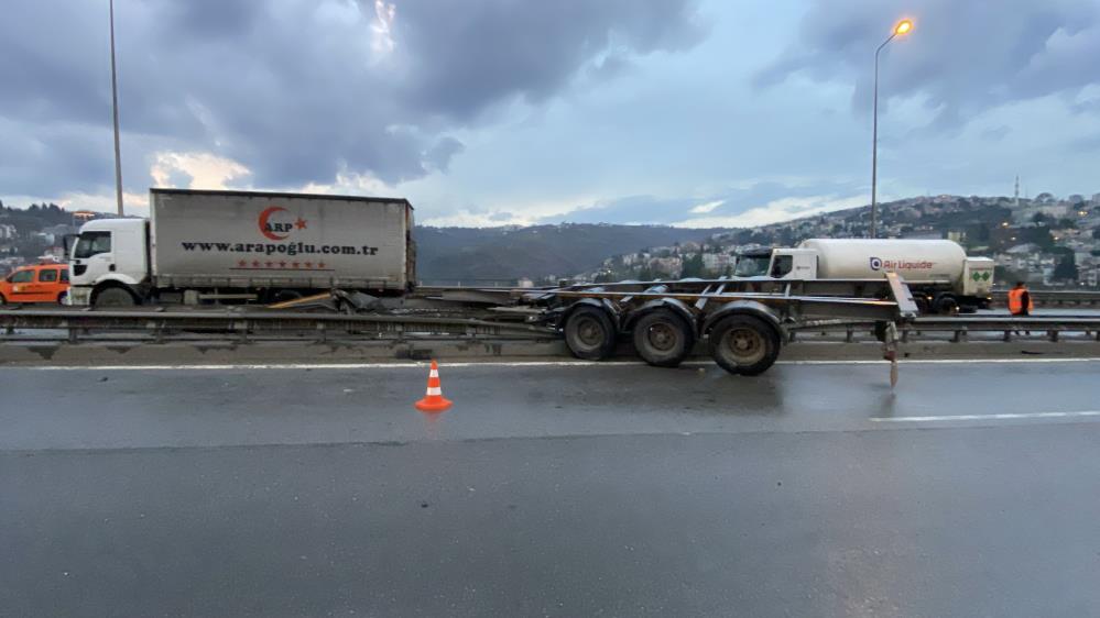 Makaslama yapan tırdan konteyner düştü, dorse bariyerlere girdi 1