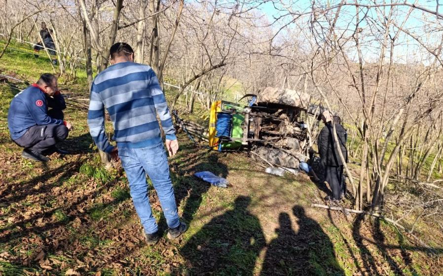 Sakarya'da devrilen traktörün altında kalan sürücü hayatını kaybetti