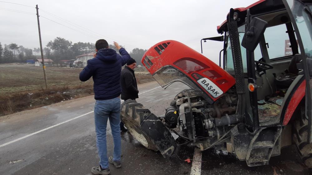 Traktörle çarpışan otomobil, tıra çarparak durabildi 1