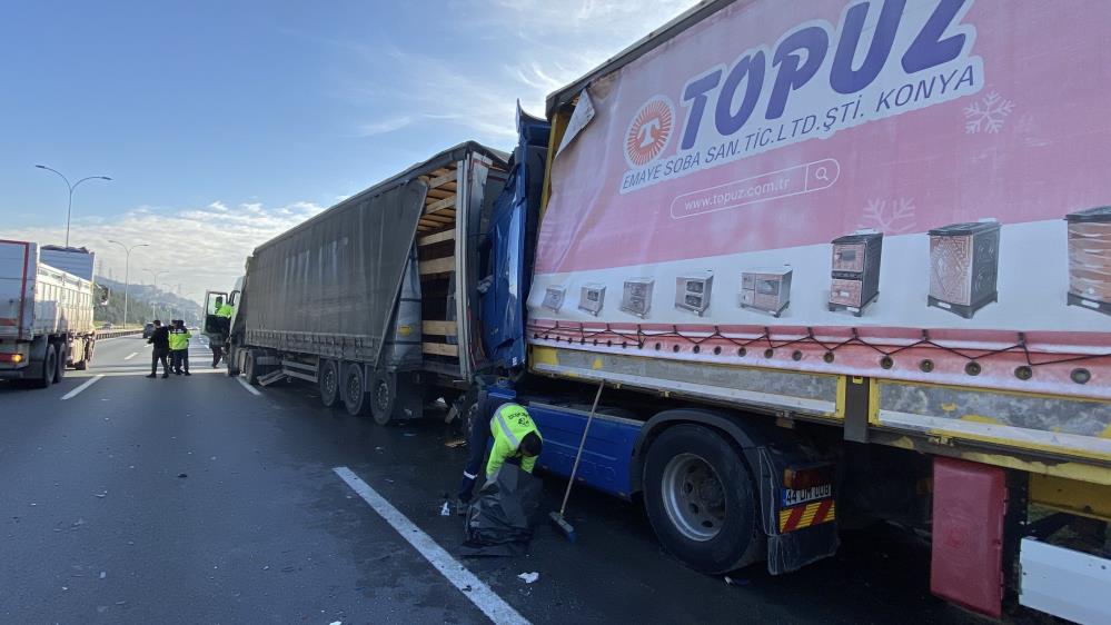 Zincirleme Kaza Tır, Arızalı Araca Çarptı 1 2