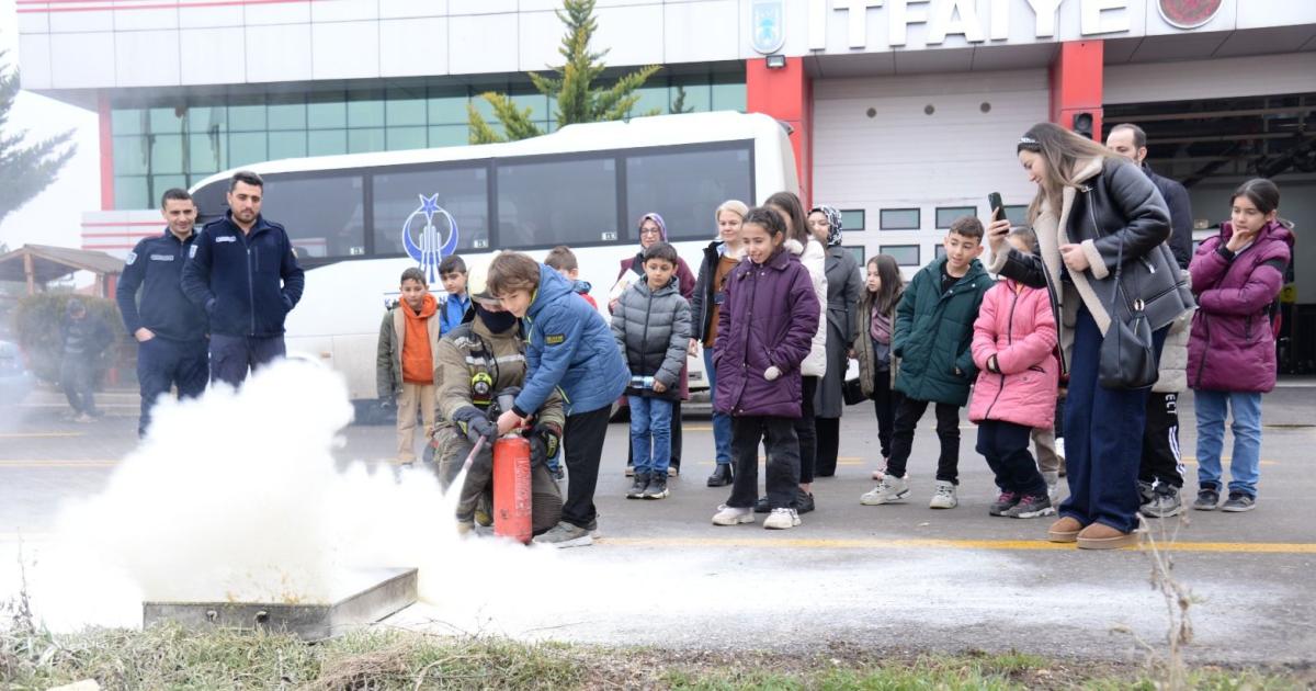 ankara kahramankazanda minikler itfaiyeyi ziyaret etti RmJ9yuZI.jpg