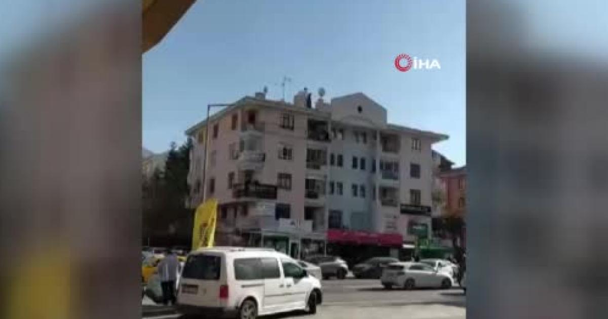 ankarada cankayada balkon yere cakildi Hz6usCDR.jpg