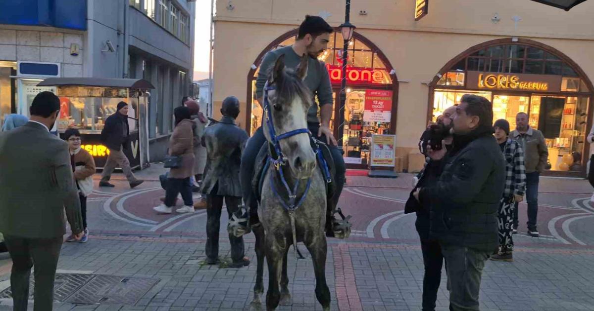 bartinda atla cadde gezen kisiye polis mudahalesi ZVIgTNsf.jpg