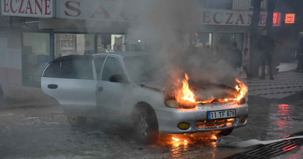 bilecik merkezde seyir halinde alev aldi 7jlkOrSi.jpg