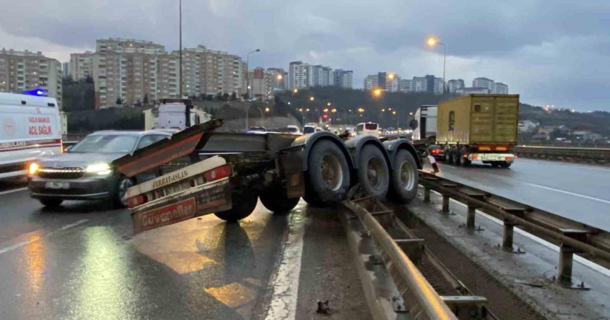 kocaelide tir kazasi konteyner yola dustu dorsesi bariyerlere carpti h1ERrHPM.jpg