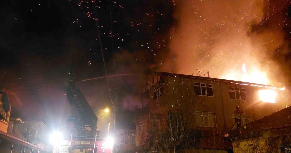 sakarya akyazida 3 katli binada yangin cikti JzXkXsIC.jpg