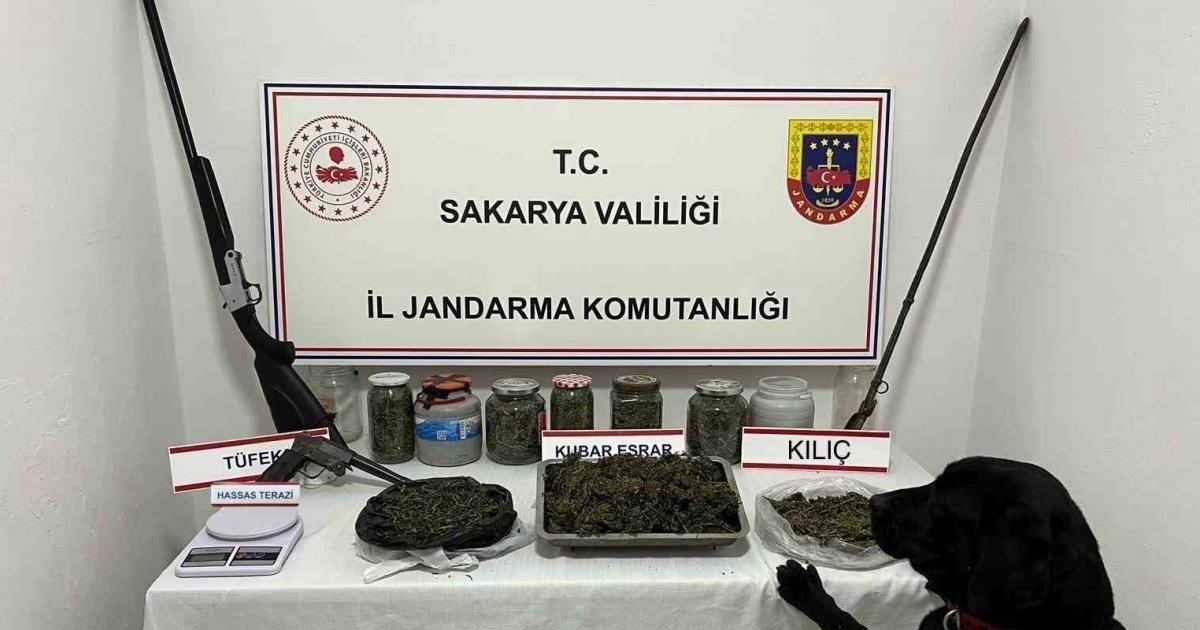 sakarya akyazida 4 kilogram esrar ele gecirildi pn3qZBnu.jpg