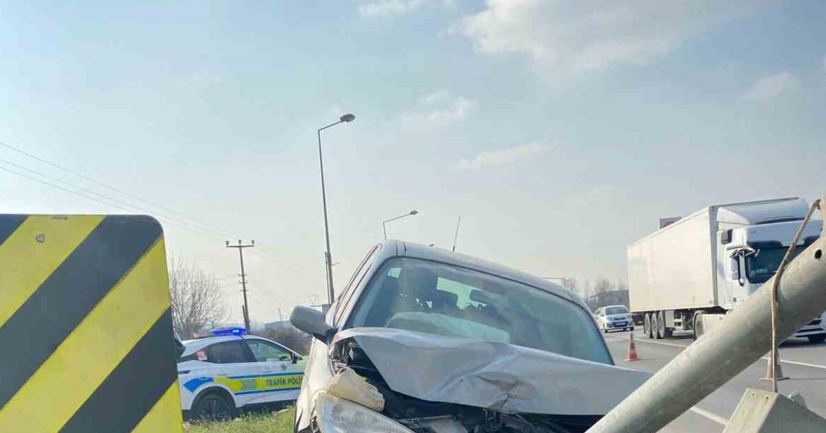 sakarya hendekte kaza trafik isiklarina carpti hPPcjePc.jpg