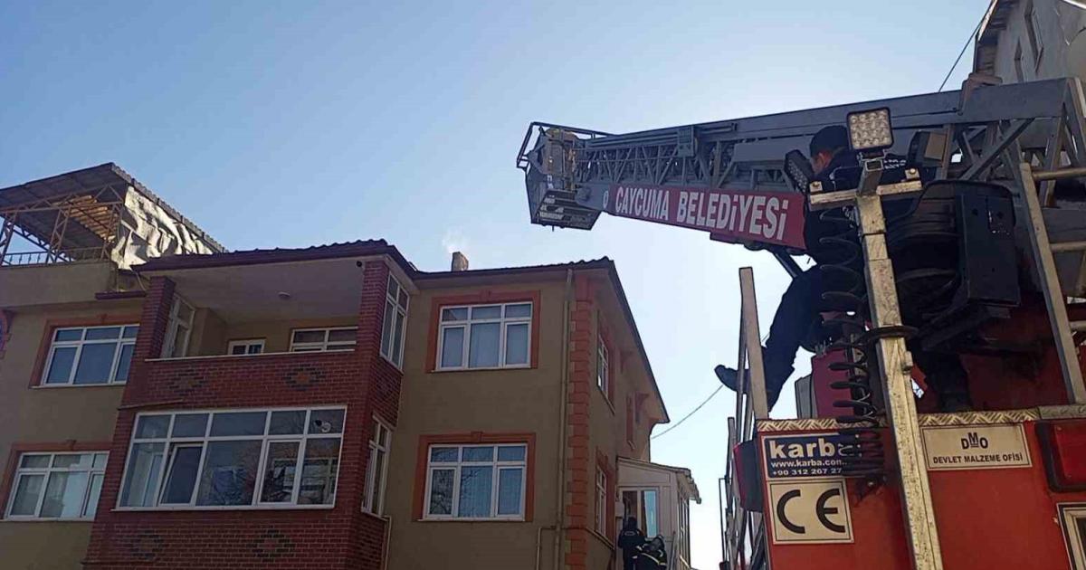 zonguldak caycumada 3 katli evde yangin cikti OkenkYtM.jpg