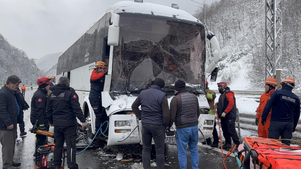 2 İran'a giden 28 yolcunun bulunduğu otobüs, tıra çarptı