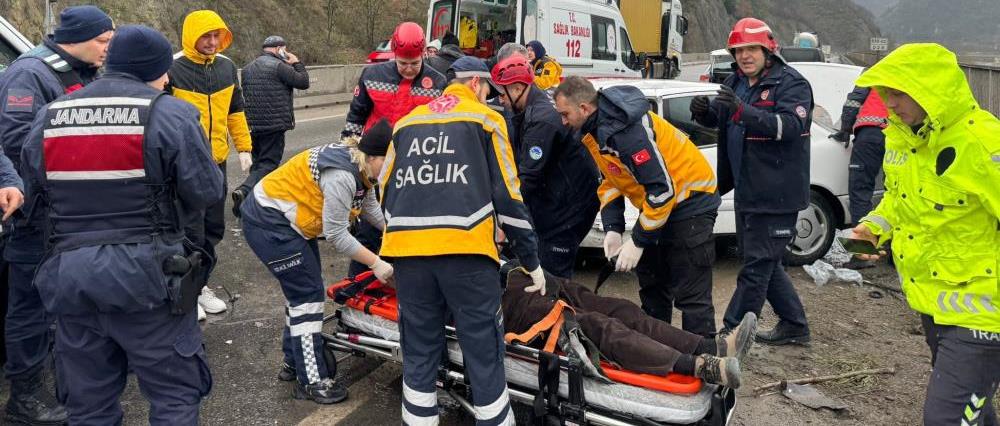 2 otomobil bariyerlere çarptı Yaşlı çifti kaza ayırdı