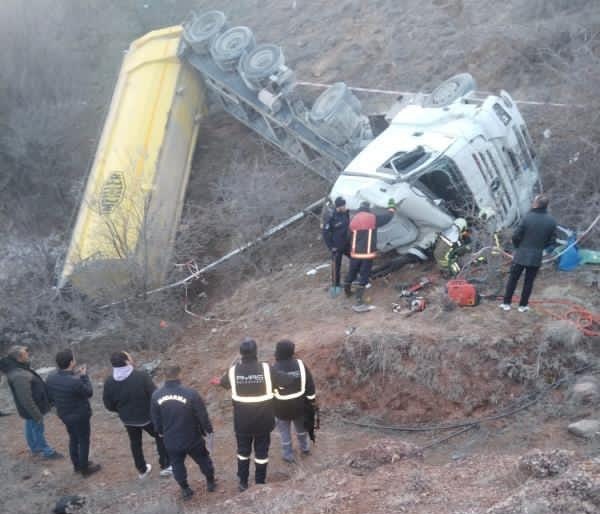 ANKARA'DA KONTROLDEN ÇIKAN TIR UÇURUMDAN YUVARLANDI: 1 ÖLÜ, 1 YARALI