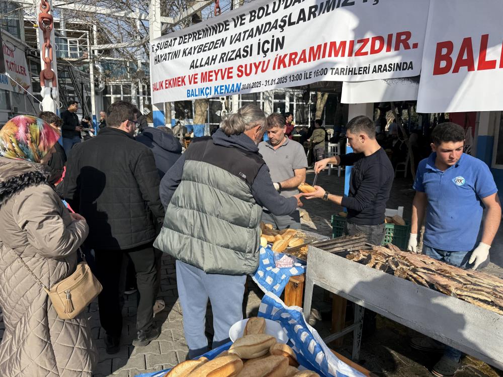 Beylikdüzü’nde kazada ölen torununun hayrı için yüzlerce balık ekmek dağıttı