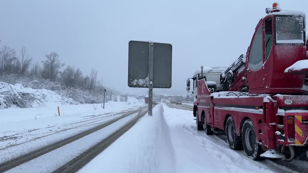 Bolu Dağı'nda iki tankerin çarpıştığı kaza ulaşımda aksamaya neden oldu