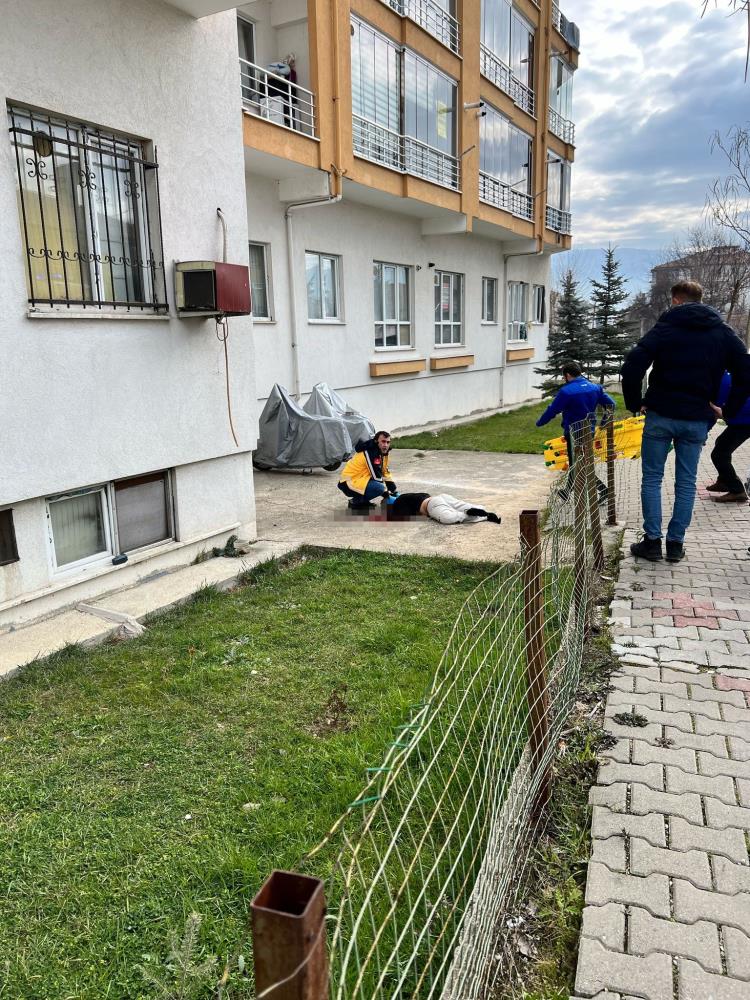 Bolu’da 5.kattan düşen genç, ağır yaralandı